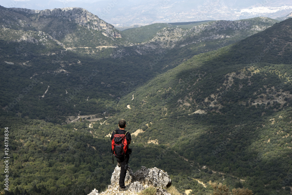 senderista que observa con relajación el valle del pinsapar de Grazalema, Andalucía