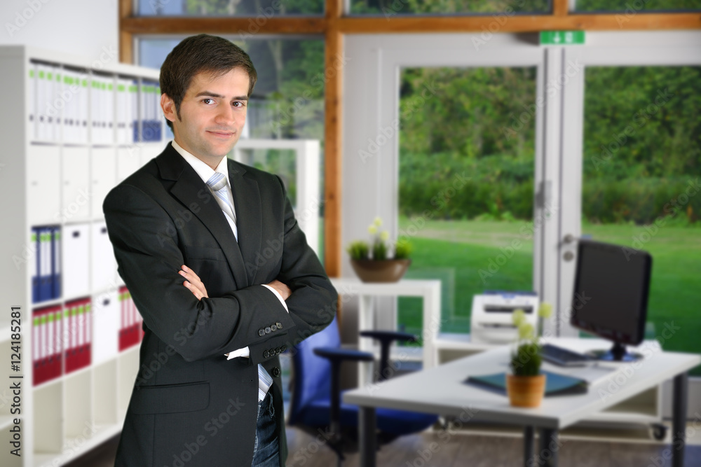 Unternehmer in seinen Geschäftsräumen Unternehmer in seinen Geschäftsräumen