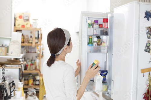 冷蔵庫を開ける主婦