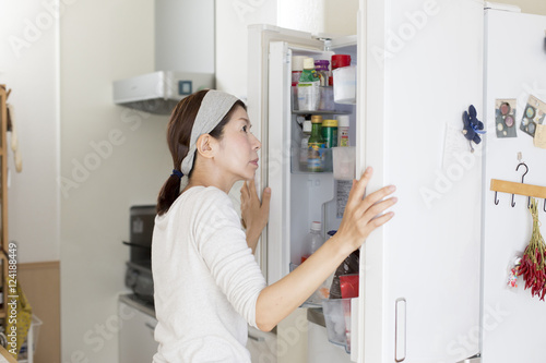冷蔵庫を開ける
