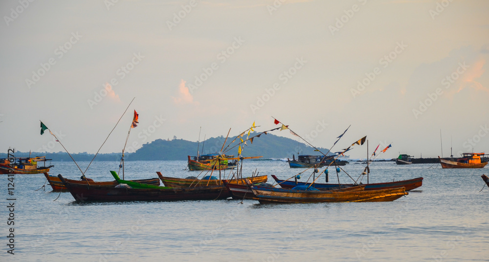 Obraz premium NGAPALI, MYANMAR- SEPTEMBER 27, 2016: Fisherman's boat fallen into ruin and disrepair on a beach