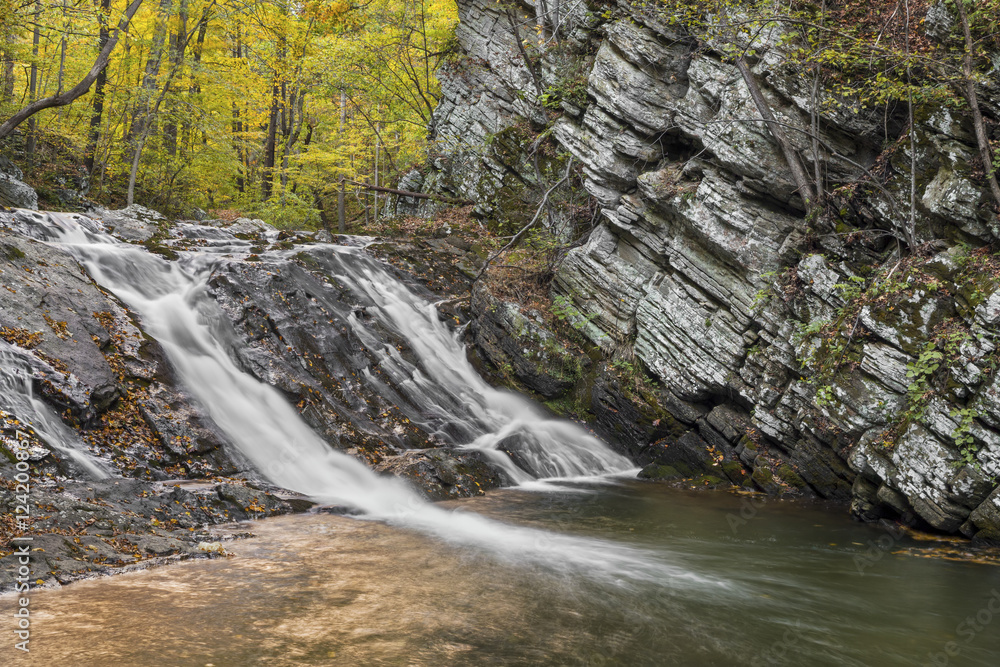 Fototapeta premium Waterfall in Greenland Gap - West Virginia
