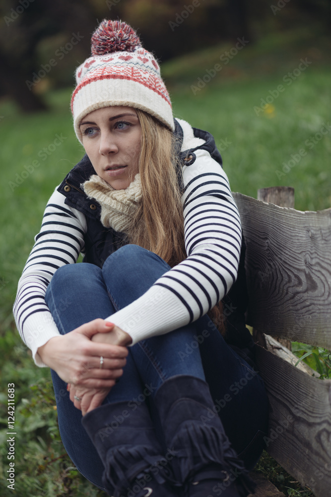 Obraz premium Casual woman resting outdoor