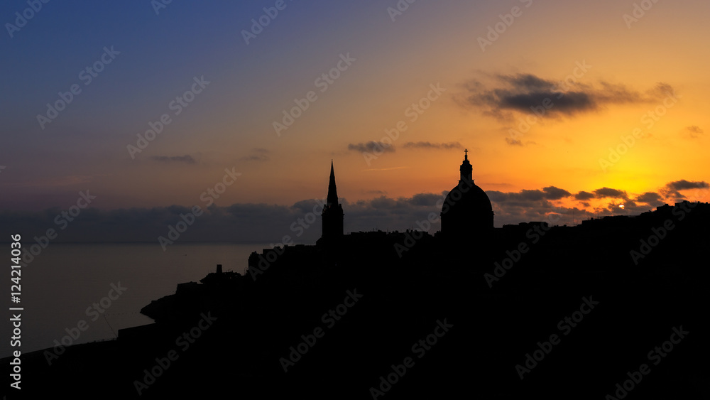 Silhouette von Valletta im Abendlicht