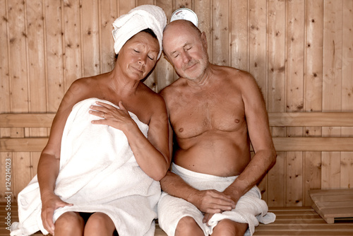 Senioren Paar sitzt in der Sauna