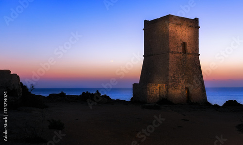 Alter Wachturm an Maltas Küste bei Nacht
