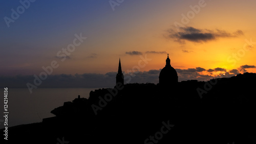 Silhouette von Valletta im Abendlicht