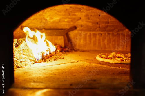 Pizza Napoletana in cottura nel forno a legna photo