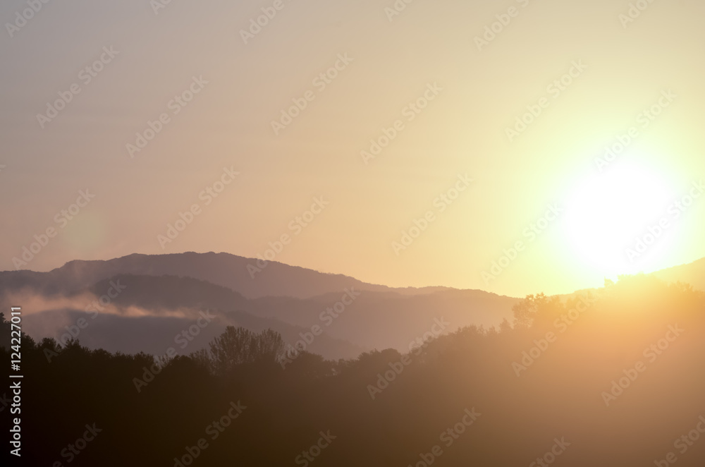 Obraz premium the sunrise over mountains