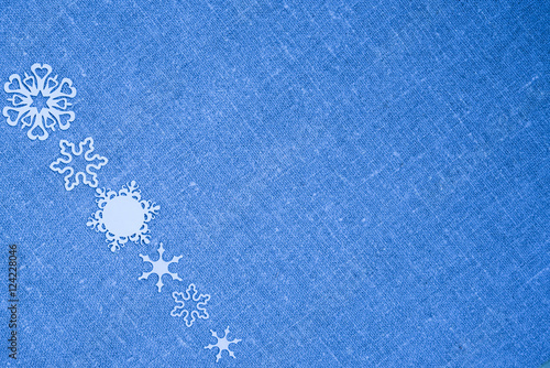 Рождество текстура. Белые снежинки голубая льняная ткань. Зима открытка