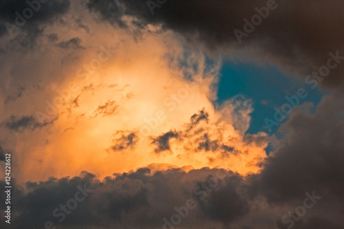 Coucher de soleil orange et nuageux sur Rome