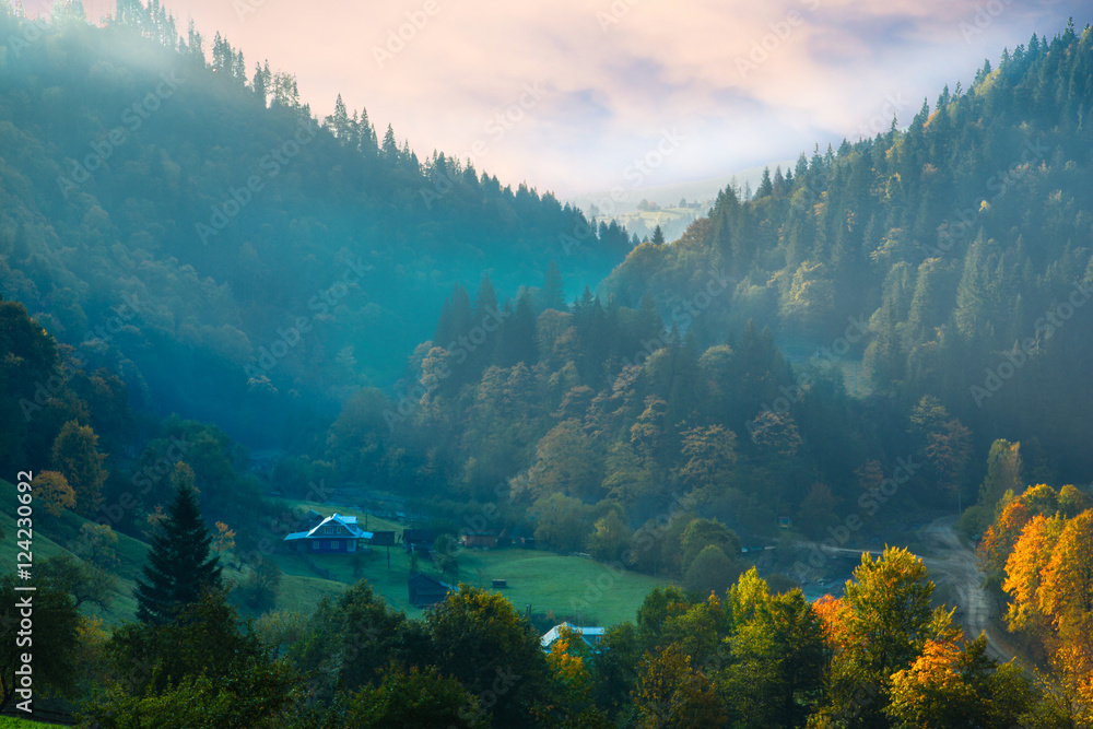Obraz Rano w wiosce w mounain. Jesień i mgła w górze