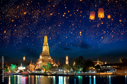 Wat arun with krathong lantern, Bangkok Thailand © krunja