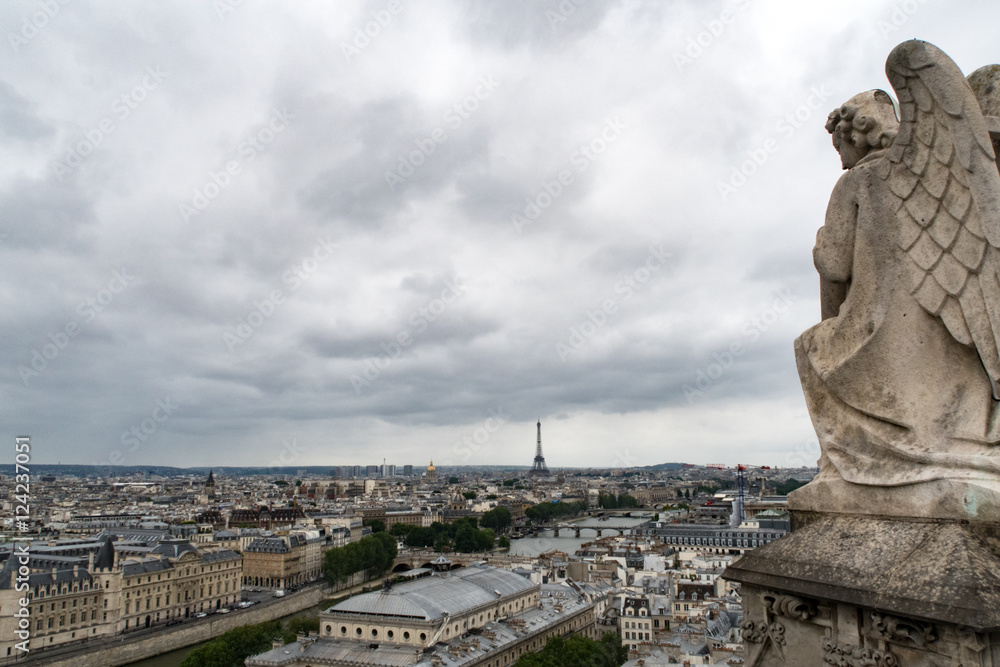 Fototapeta premium Angels look after Paris