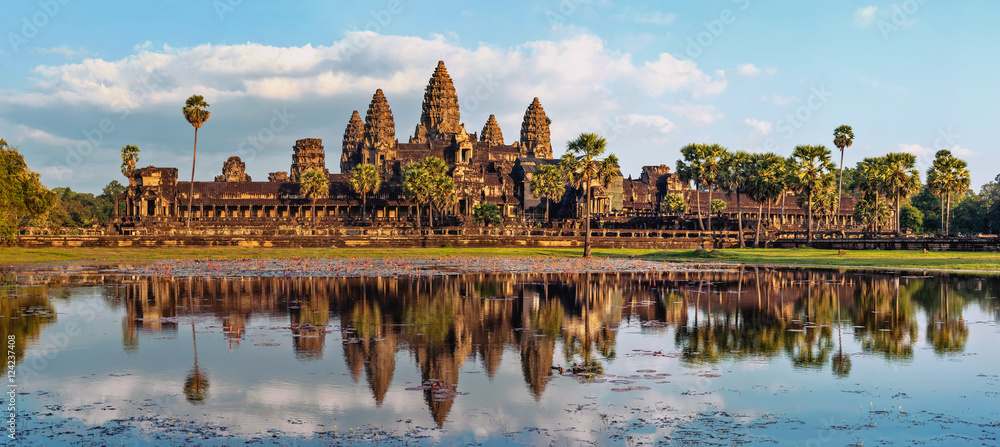 Naklejka premium Starożytna architektura Khmerów. Panorama widok Angkor Wat świątynia przy zmierzchem. Siem Reap, Kambodża