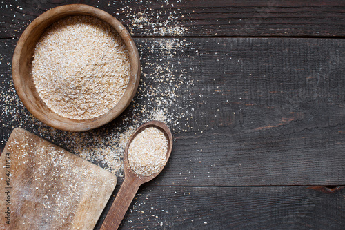 Fotografia Oat bran in the wooden bowl