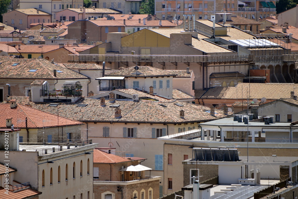 veduta di tetti e palazzi di una città italiana
