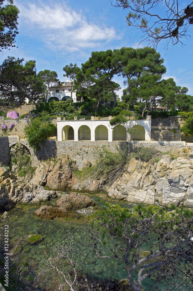 costa brava comino de ronda con casas de la zona de sagaro gerona cataluña españa