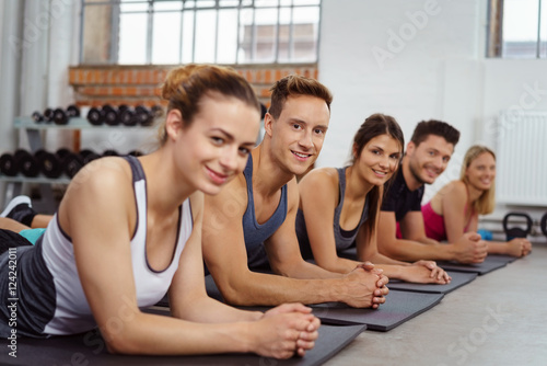 teilnehmer beim fitness-kurs im studio