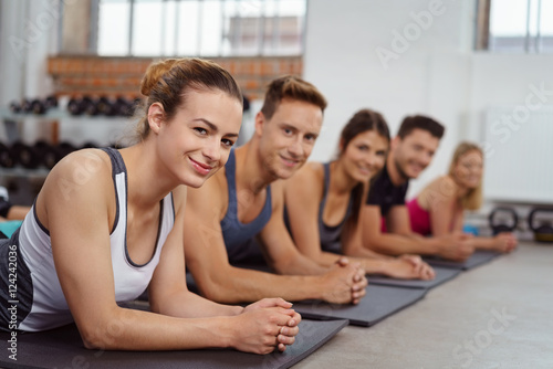 sportliche gruppe im fitness-kurs