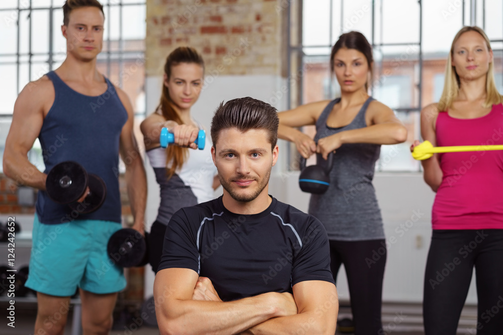 motiviertes, starkes team im fitness-studio motiviertes, starkes team im fitness-studio