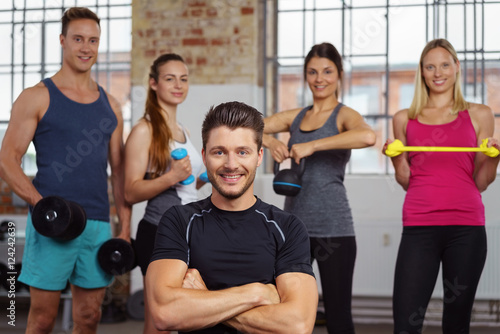 trainer und sportler im fitness-studio