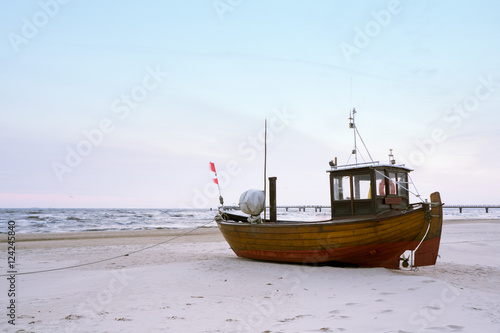 schönes Strandbild mit einem Boot