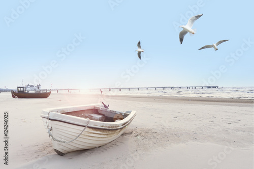 schönes Strandbild mit Booten und Möven 