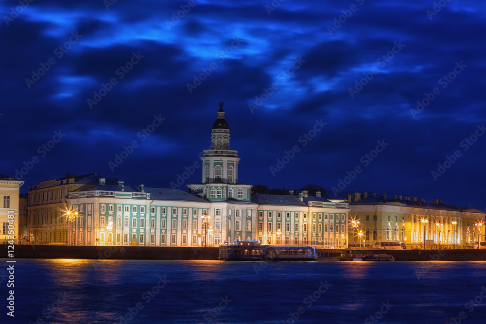 Obraz premium building of the Kunstkammer in St. Petersburg in night, Russia