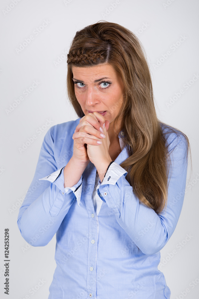 junge Frau in Business Outfit hofft / fleht / bittet / betet junge Frau in Business Outfit hofft / fleht / bittet / betet