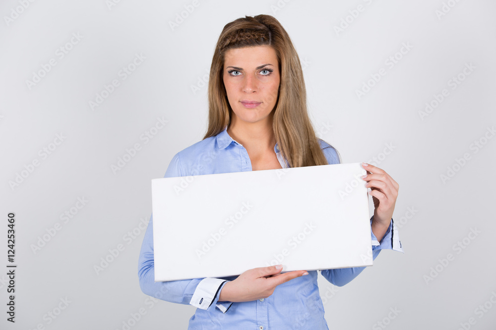 junge Frau in Business Outfit hält Schild / Zettel mit Platz für Text