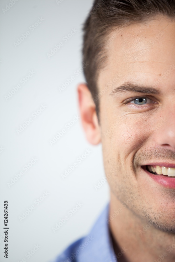 Obraz premium Man wearing contact lens