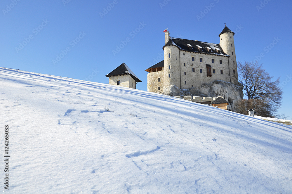 Zamek w Bobolicach - zimą w słoneczny dzień