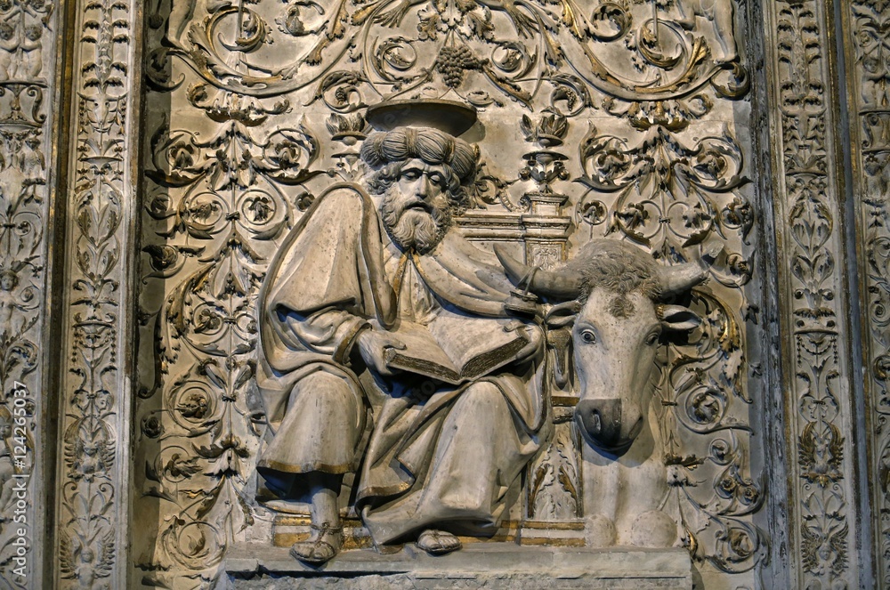 San Lucas en el interior de  la Catedral de Cristo Salvador de Ávila templo de culto católico Castilla y León, España.
