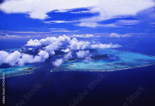 Luftaufnahme von Bora Bora's Korallenriff und der weltschönsten Lagune