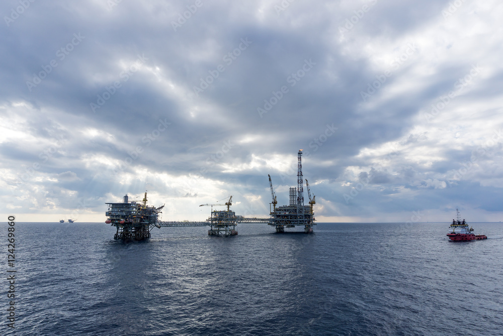 Anchor handling tugboat approaching oil rig

