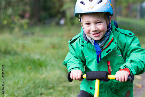 Wallpaper Mural Kind mit Rad Torontodigital.ca