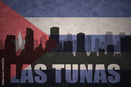 Foto abstract silhouette of the city with text Las Tunas at the vintage cuban flag