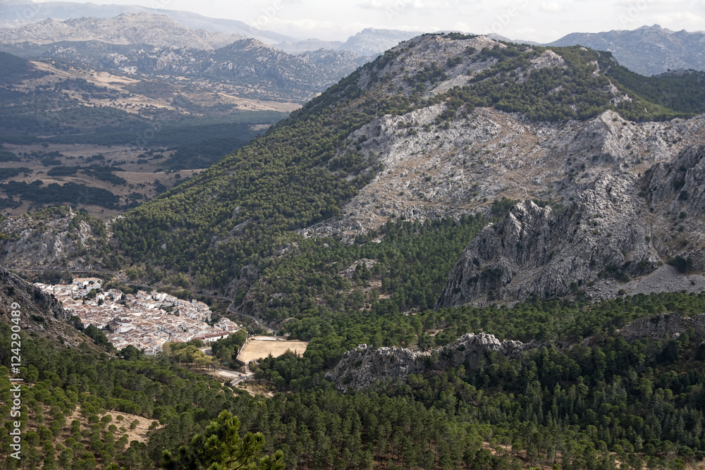 municipio de Grazalema protegido por su montaña, Andalucía
