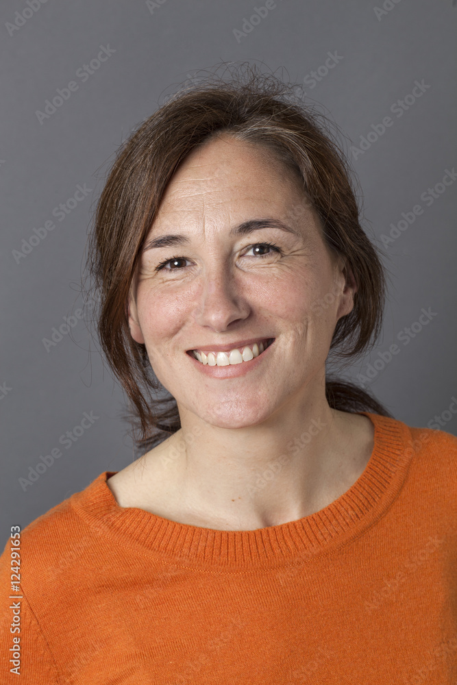 natural, beautiful middle aged woman with brown hair smiling foto de