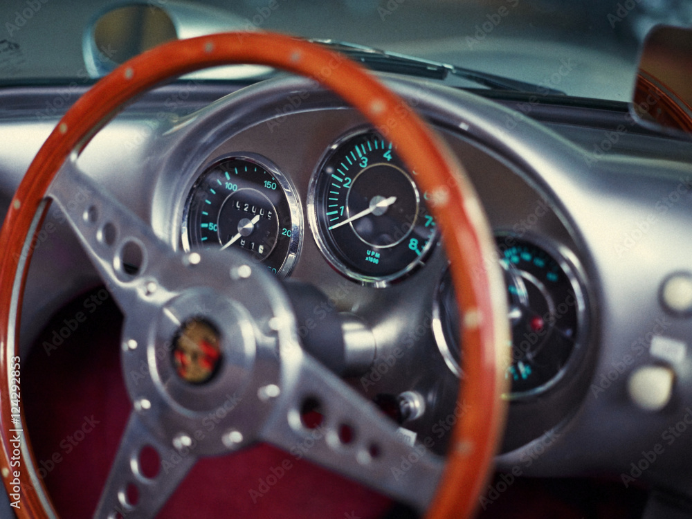 Spyder Lenkrad Oldtimer Sportwagen, Rennauto sechziger / siebziger Jahre Spyder Lenkrad Oldtimer Sportwagen, Rennauto sechziger / siebziger Jahre