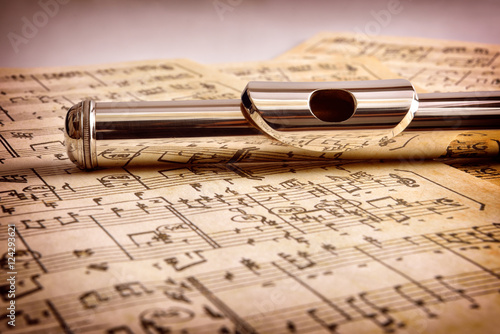 Fotografiet Mouthpiece of flute old handwritten sheet music front view
