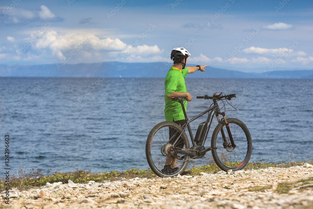 Mountainbiker mit Ebike am Meer Mountainbiker mit Ebike am Meer