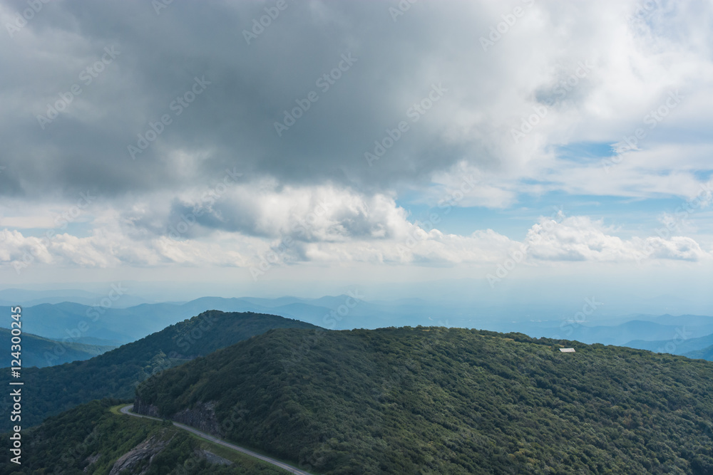 Fototapeta premium Blue Ridge Parkway. Spectacular mountain view in North Carolina. The Craggy Gardens park seen from Craggy Pinnacle.