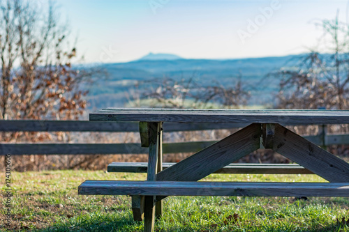 Obraz na płótnie Picnic table in mountain setting. w salonie
