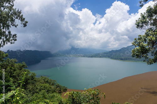 Vue sur le lac Buyan, Bali, Indonésie photo