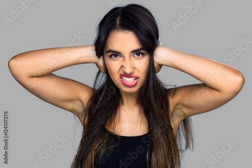 Foto Woman covers her ears blocking loud noises music annoyed and stubborn refusing t