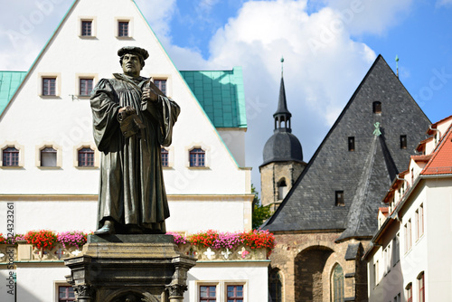 Denkmal Martin Luthers auf dem Marktplatz von Eisleben, seiner Geburts- und Sterbestadt, Deutschland