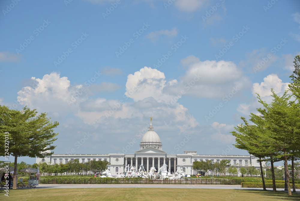 Fototapeta premium white building and statues