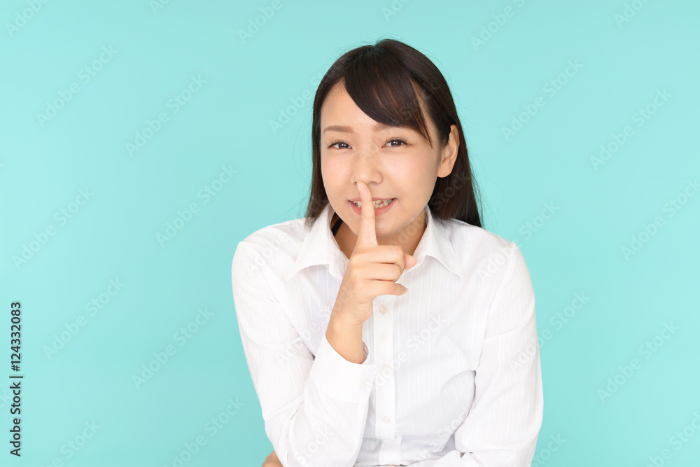 秘密のジェスチャーをする女性 秘密のジェスチャーをする女性